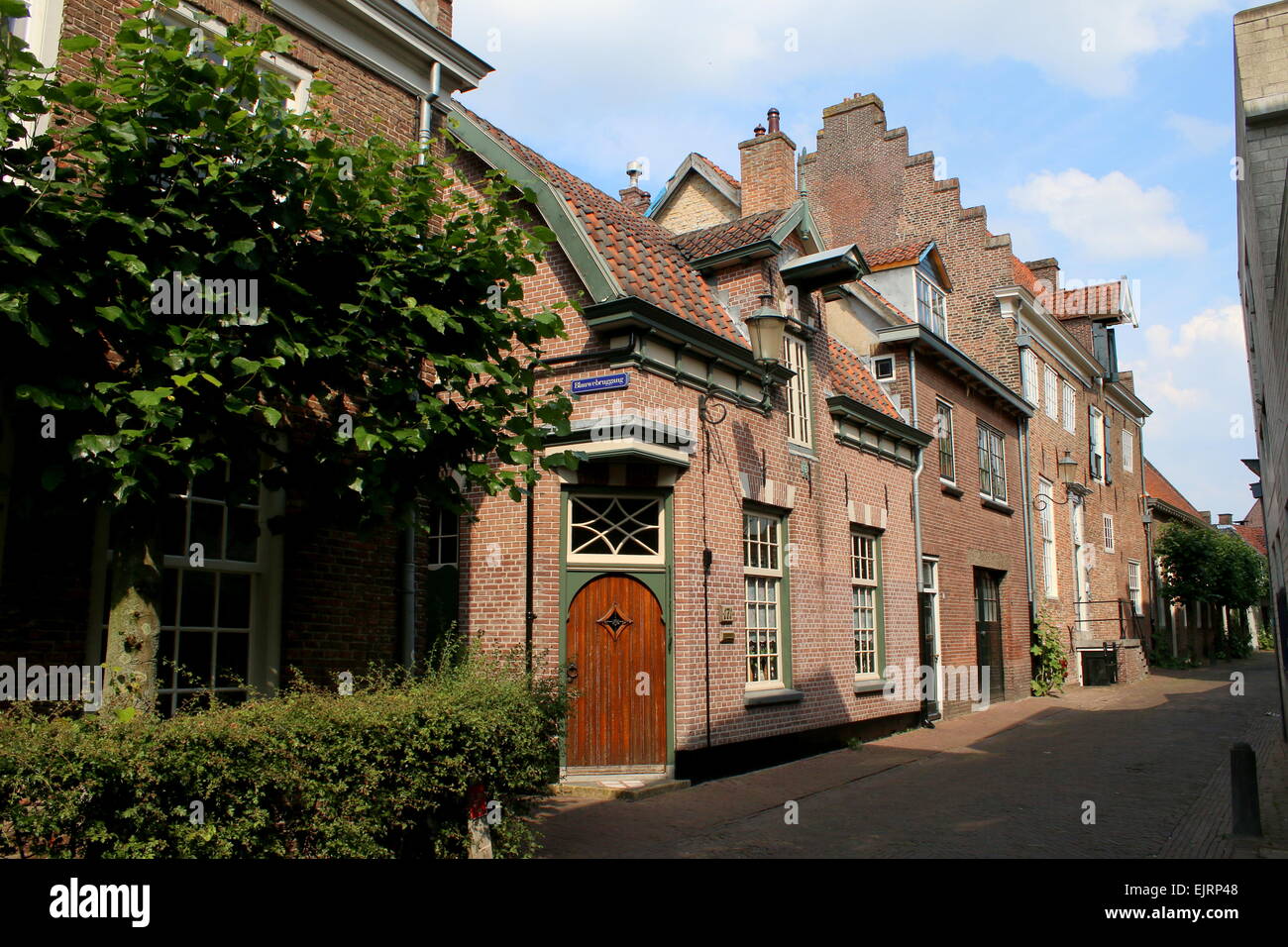Mittelalterliche Altstadt von Amersfoort, die Niederlande, wo Wallhäuser Straße Blauwebruggang trifft Stockfoto