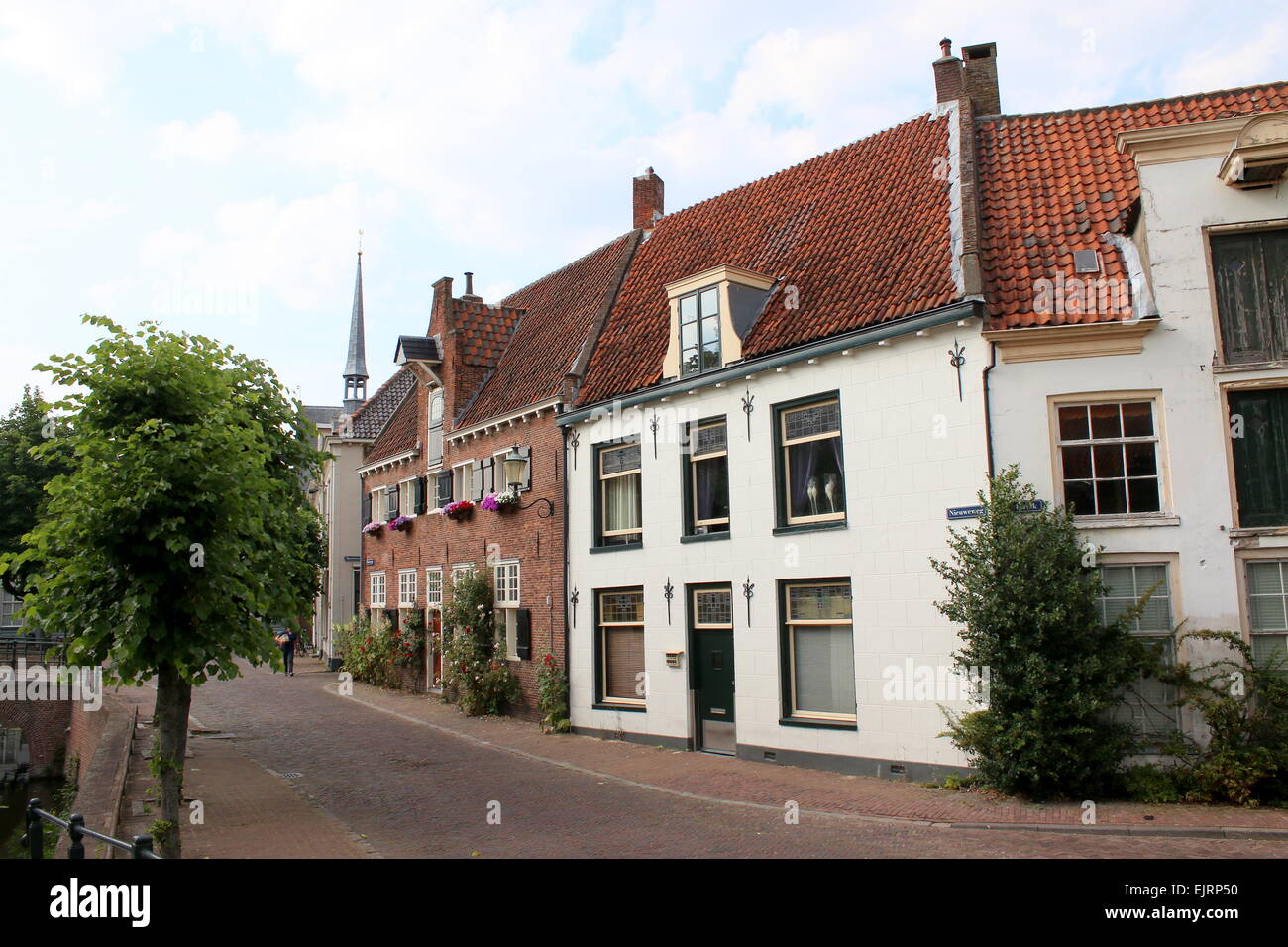 Mittelalterliche Innere Stadt von Amersfoort, die Niederlande am Nieuweweg Straße und Langegracht Kanal Stockfoto