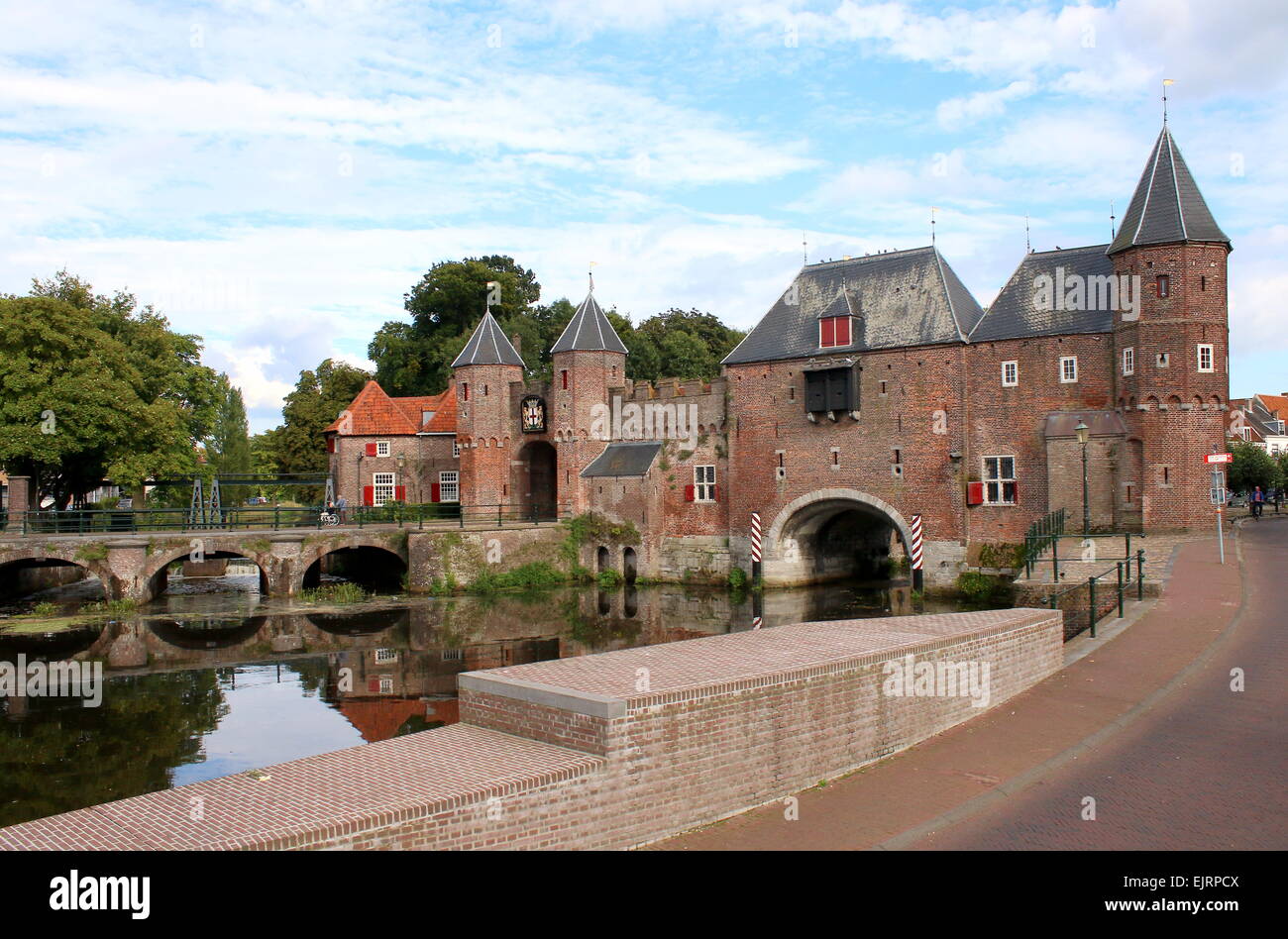 Koppeltor einen sehr gut erhaltenen 15. Jahrhundert Stadttor und Wassertor in die Stadt Amersfoort, die Niederlande Stockfoto