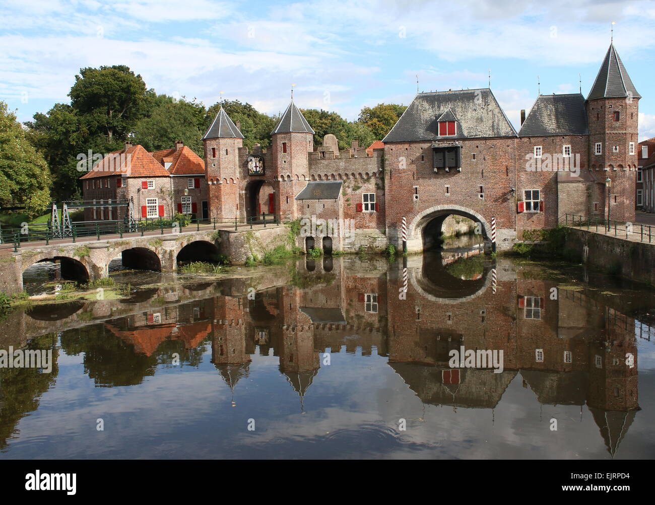 Koppeltor einen sehr gut erhaltenen 15. Jahrhundert Stadttor und Wassertor in die Stadt Amersfoort, die Niederlande Stockfoto