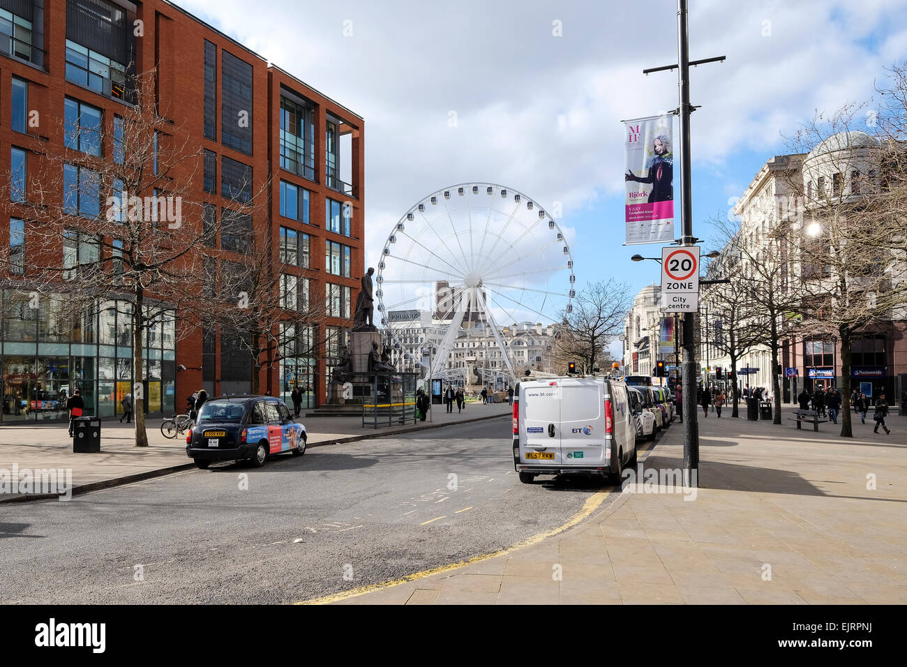 Manchester, Großbritannien: Manchester City Centre und das Riesenrad in Piccadilly Gardens. Stockfoto