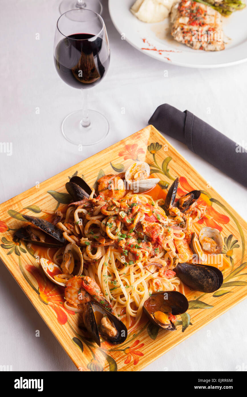 Eine bunte Platte hält Meeresfrüchte Fra Diavolo über Linguine. Stockfoto