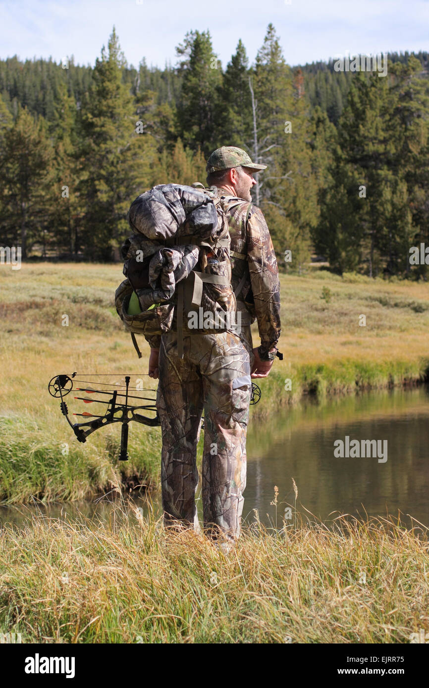 moderne Bogen Jäger im Wald Fluss stehend Stockfoto