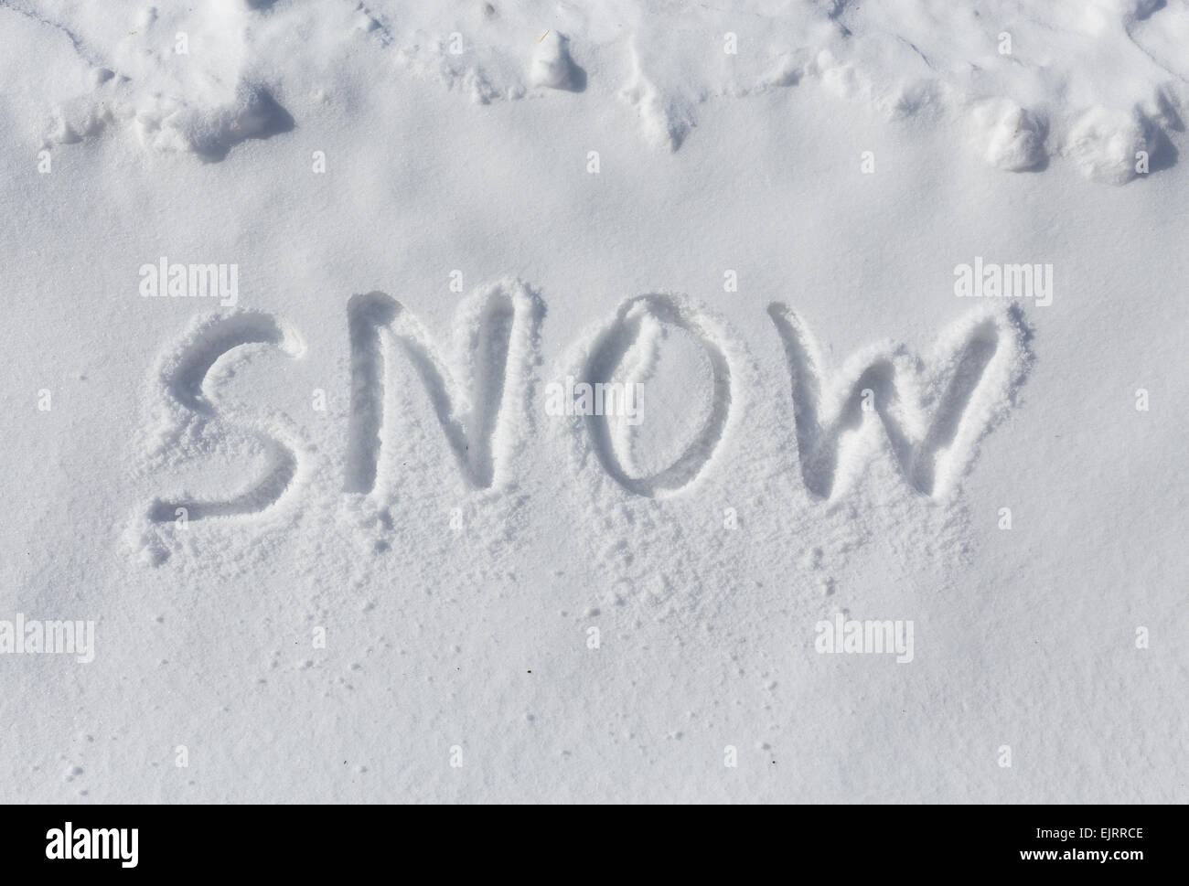 Das Wort Schnee geschrieben im Schnee Stockfoto