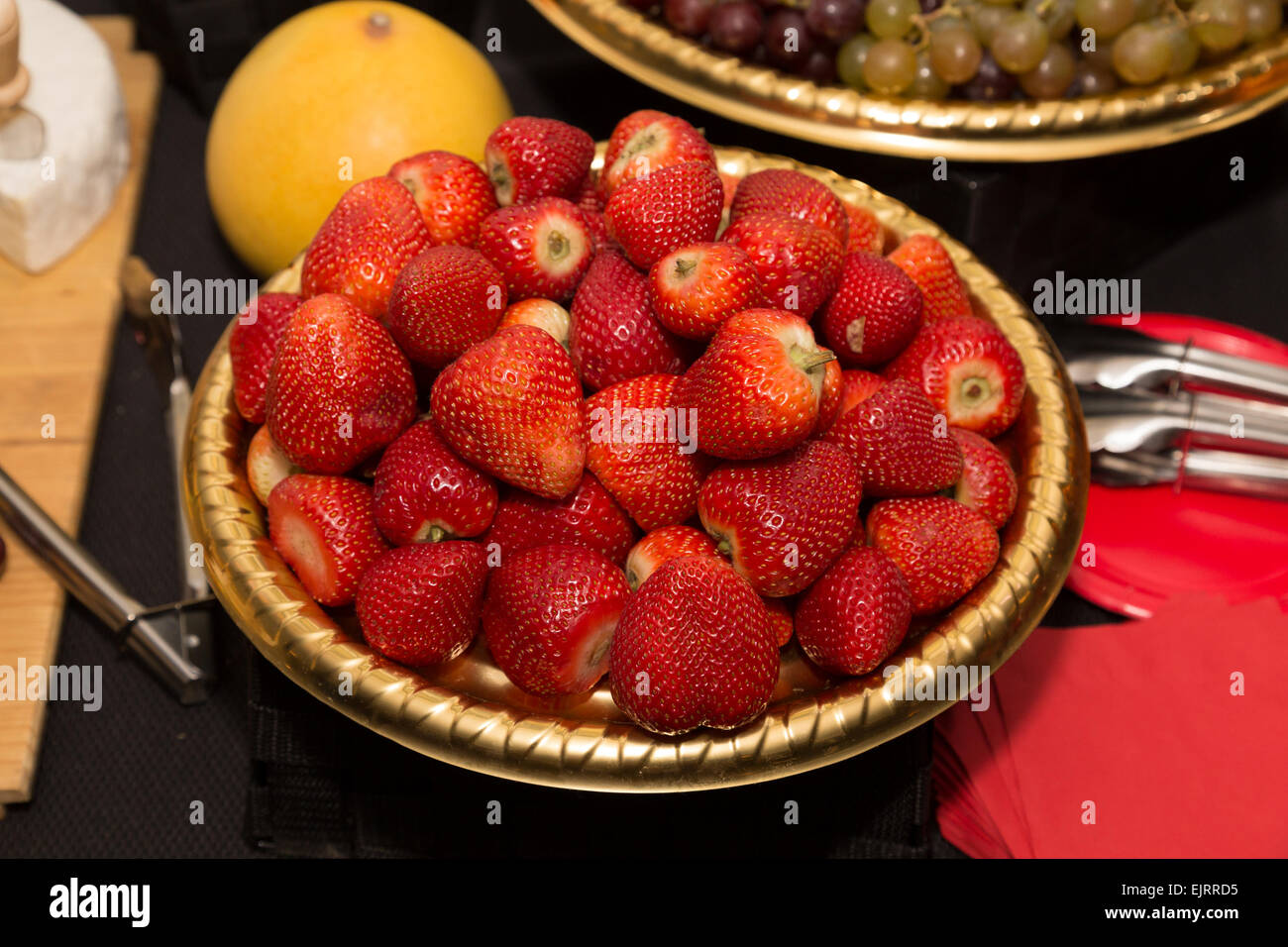 Hohe Aussicht auf viel frische saftige Erdbeeren in einer Wanne Stockfoto