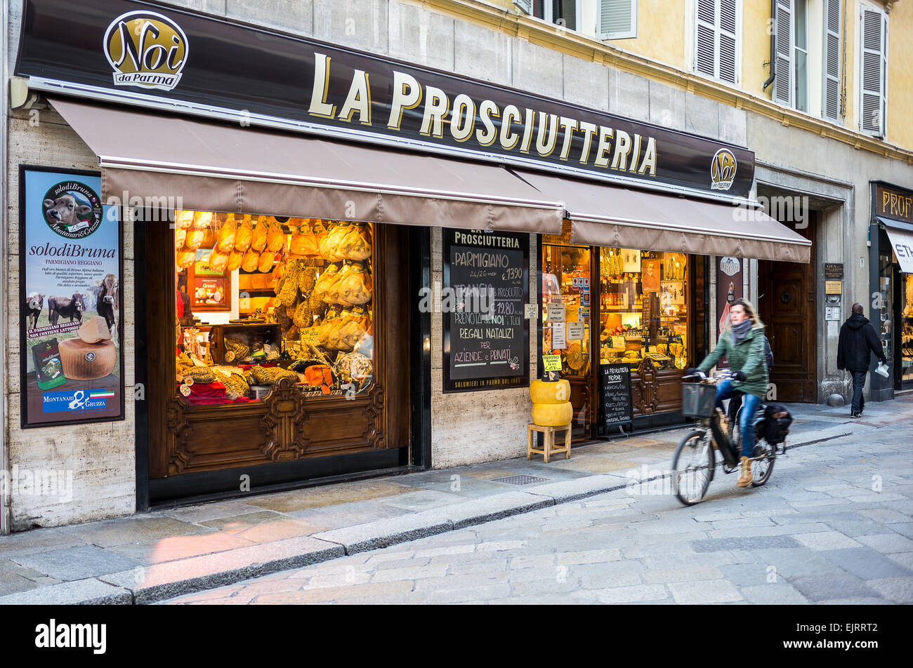 Parma, eine typische Schinken und gesalzenes Schweinefleisch Shop in der Altstadt Stockfoto