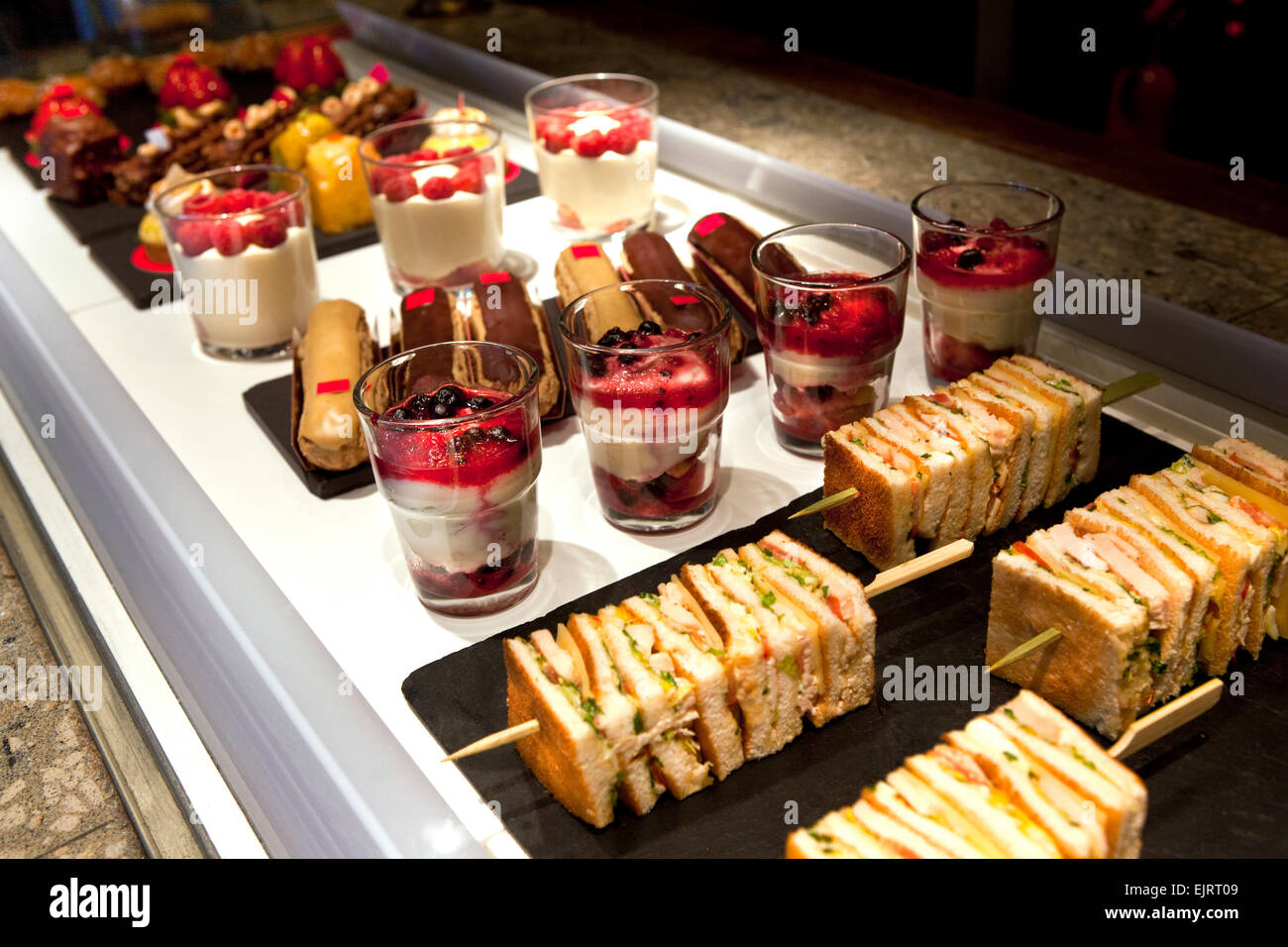 Verschiedene Kuchen, Desserts und Spieße in einer Bäckerei Stockfoto