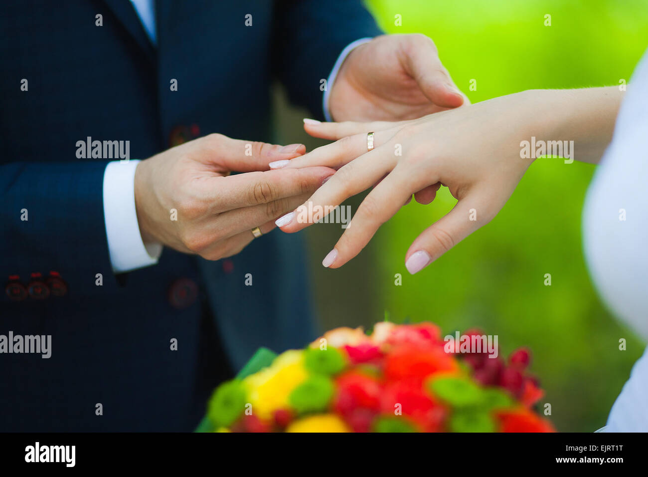 Hände der jungen Braut und Bräutigam, Hochzeit Tag Stockfoto