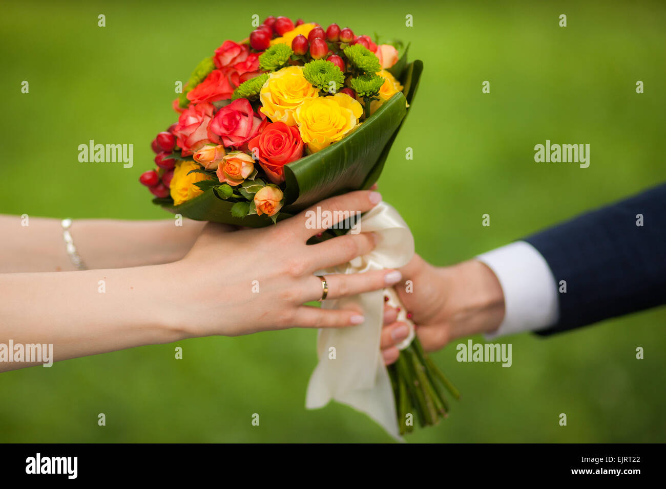 Hände der jungen Braut und Bräutigam, Hochzeit Tag Stockfoto