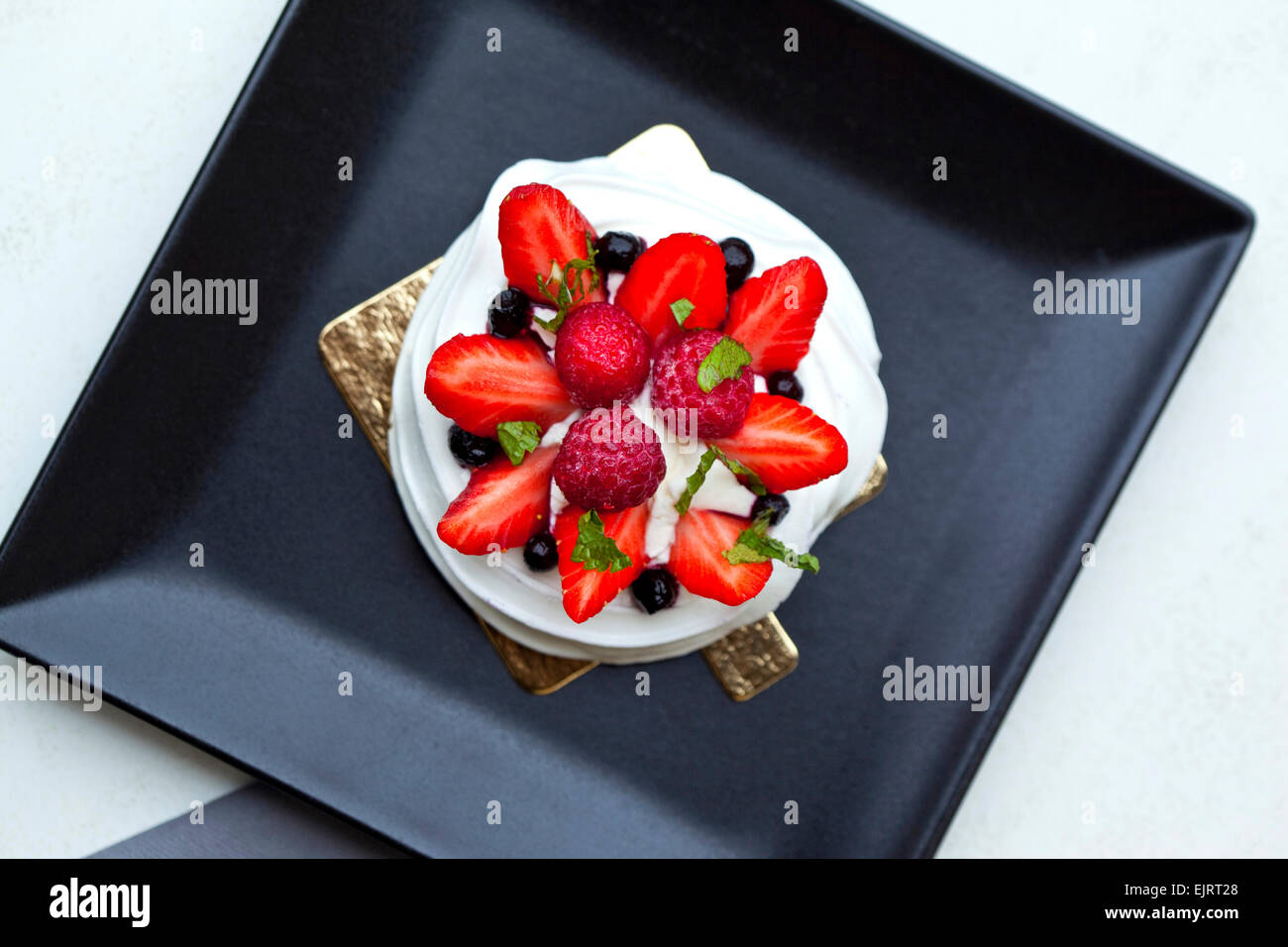 Französisches Dessert mit Baiser und roten Früchten Stockfoto