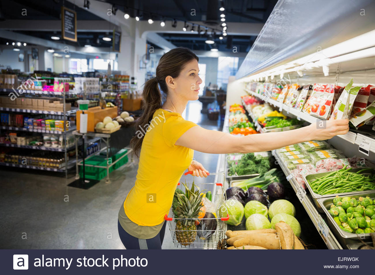Frau für Produkte im Supermarkt einkaufen Stockfoto
