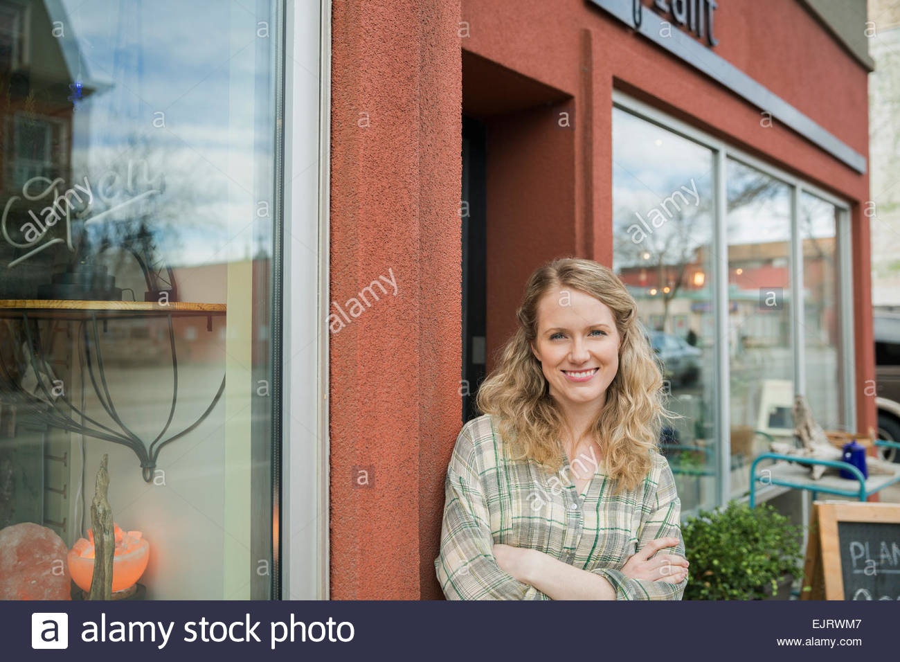 Porträt von zuversichtlich Terrarium Shop-Betreiber im Schaufenster Stockfoto