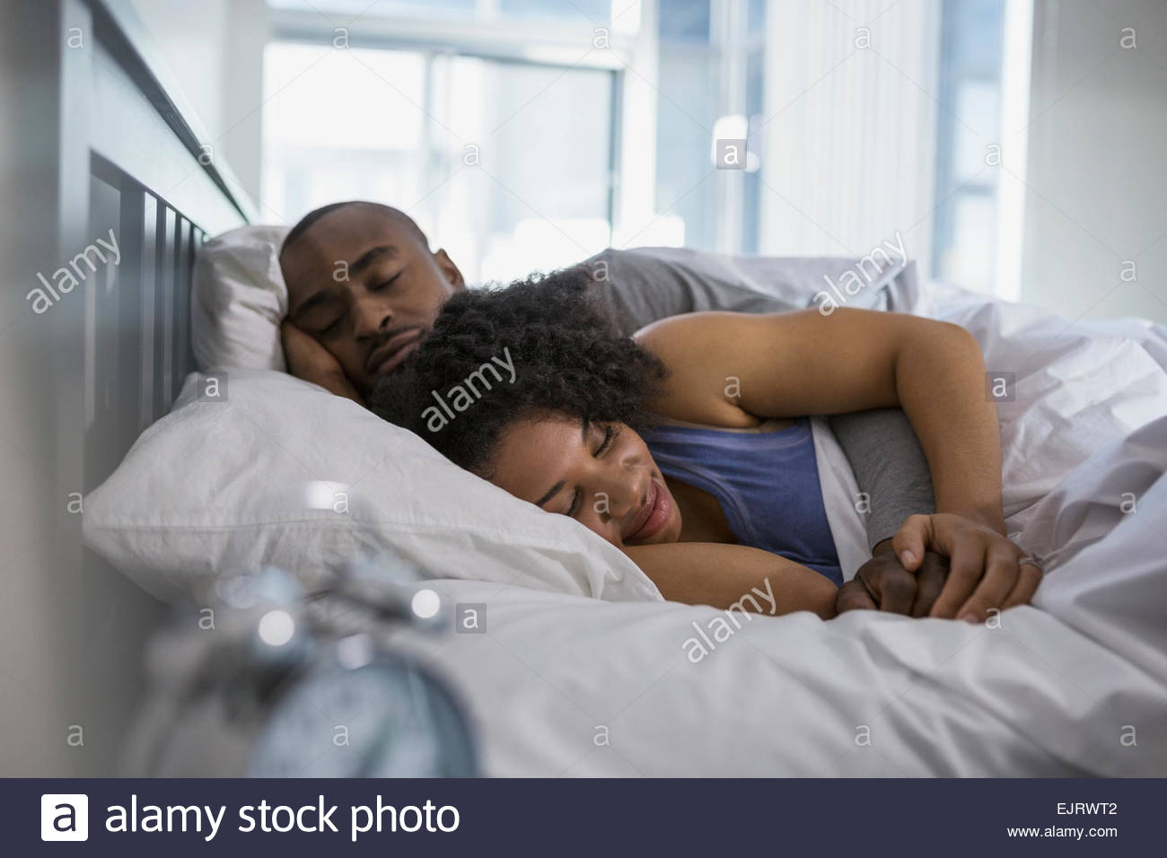 Paar im Bett schlafen, morgens Stockfoto