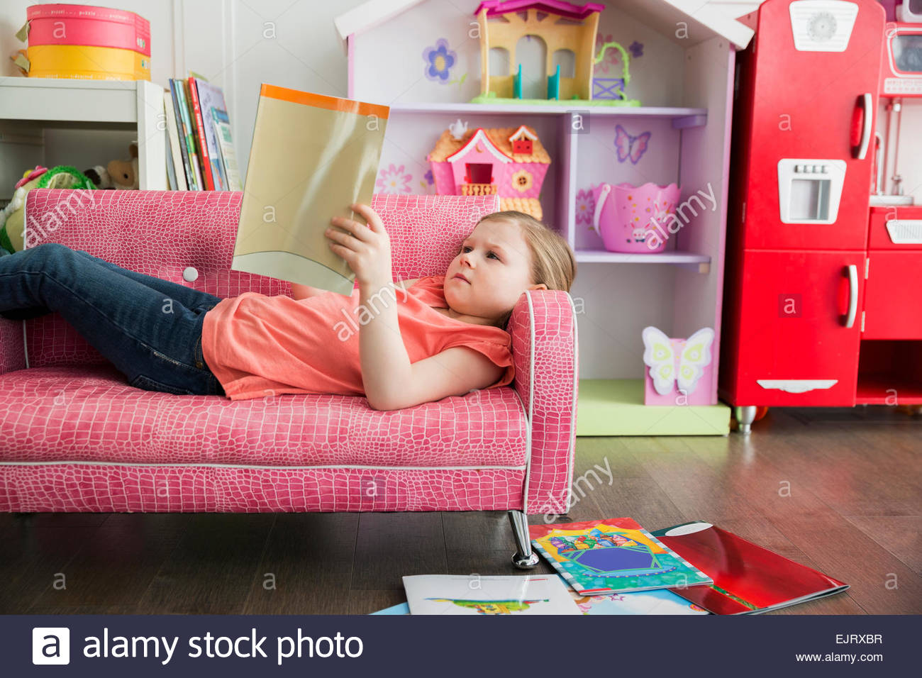 Mädchen, die Verlegung Lesebuch auf sofa Stockfoto