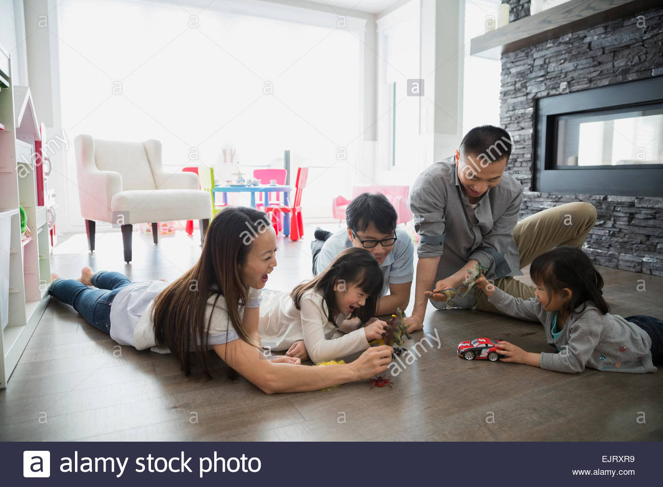 Mehr-Generationen-Familie mit Spielzeugautos spielen Stockfoto