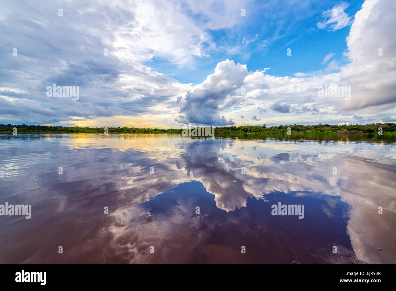 Dramatischer Himmel spiegelt sich im Wasser des Flusses Javari im brasilianischen Amazonasgebiet Stockfoto