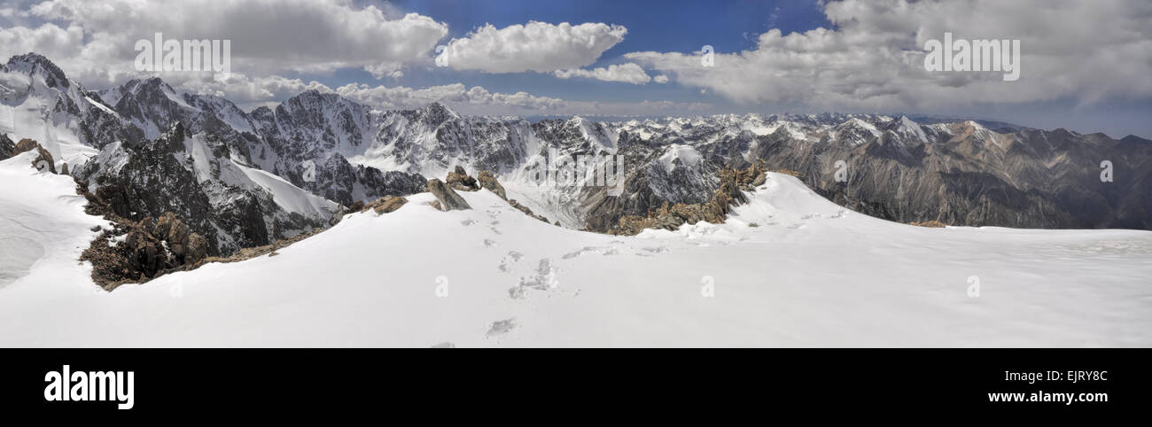 Malerische Panorama der höchste Berggipfel in Ala Archa Nationalpark im Tian Shan-Gebirge in Kirgisistan Stockfoto