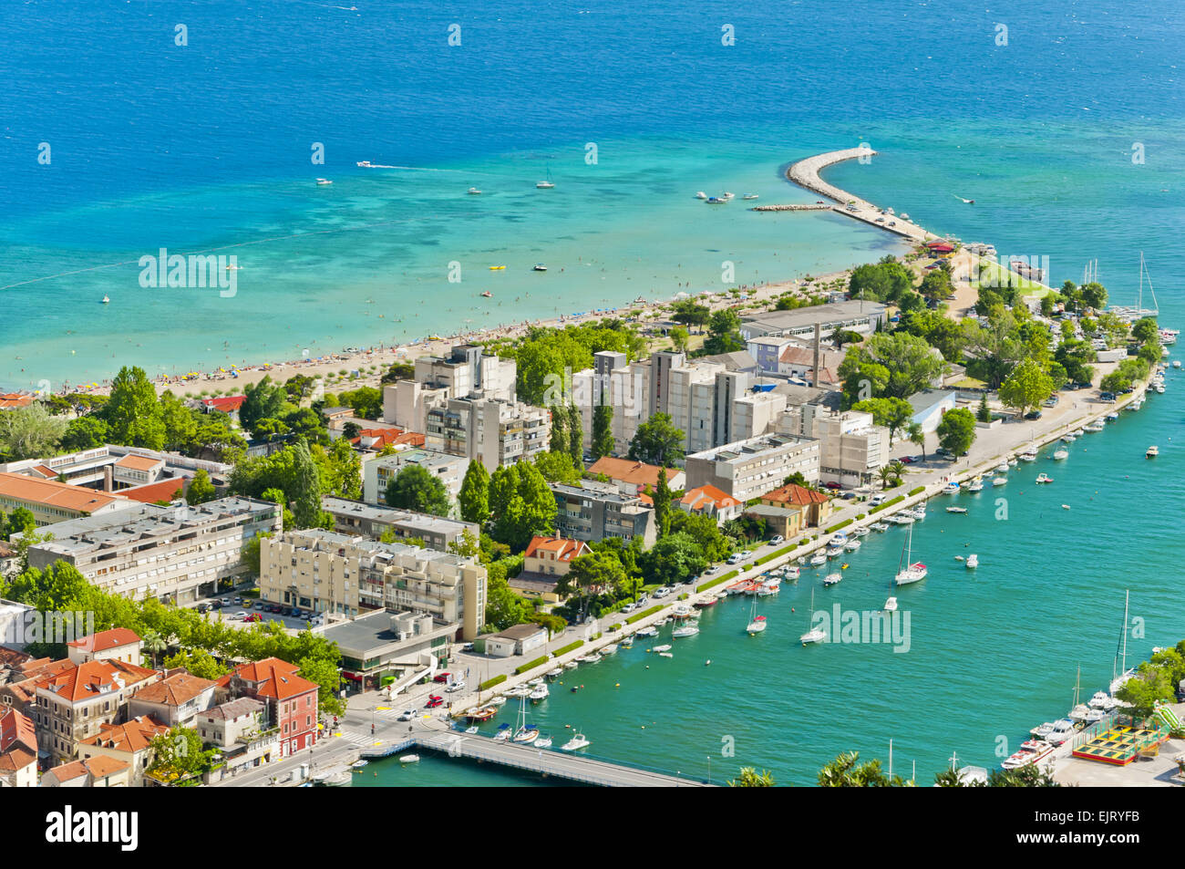 Stadt Omis mit der Mündung des Flusses Cetina Beitritt zum Adriatischen Meer im Sommer, Kroatien, Dalmatien, Europa Stockfoto