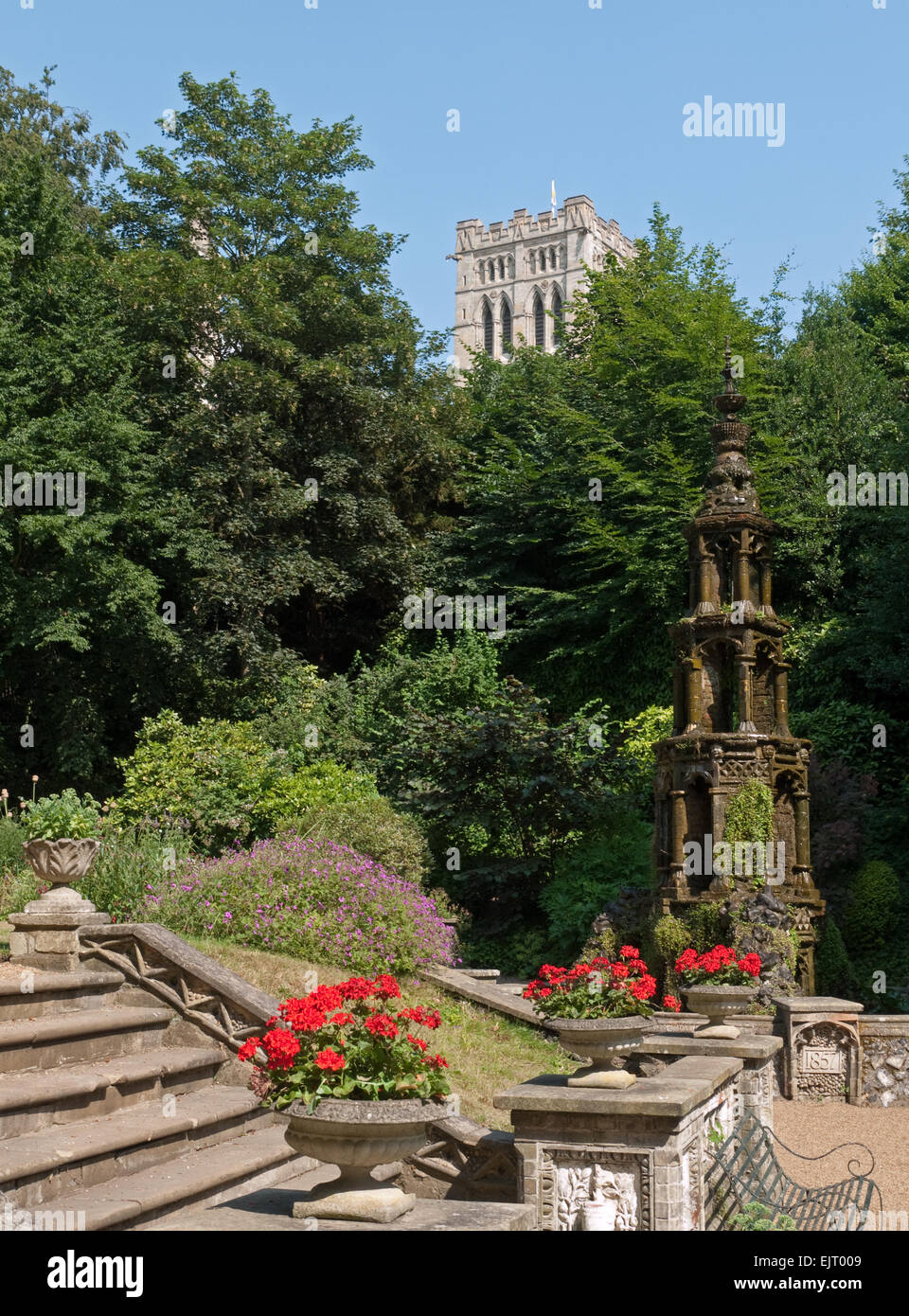 Restored Victorian Plantage Garten, mit dem Turm der katholischen Kathedrale, Norwich, Norfolk, England Stockfoto
