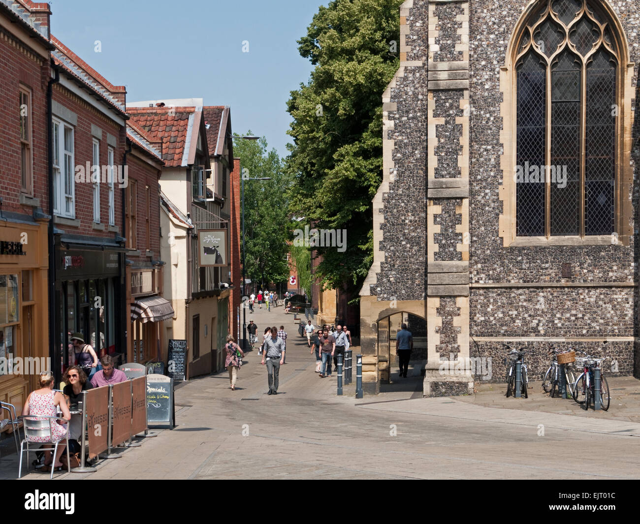 Café Kultur und Straßenszene im Bereich St. Andrews von Norwich, Norfolk, England Stockfoto
