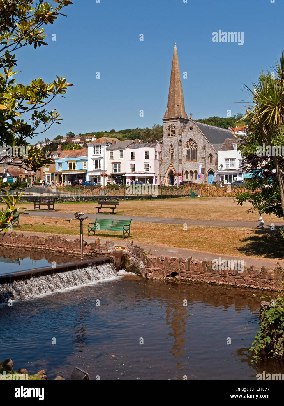 Dawlish Wasser mit der Vereinten reformierten Kirche an der Städte-Strang, Dawlish, Devon, England Stockfoto