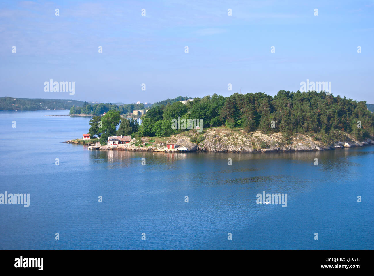 Komfortables Ferienhaus auf einer kleinen Felseninsel in den Stockholmer Schären, Ostsee, Schweden Stockfoto