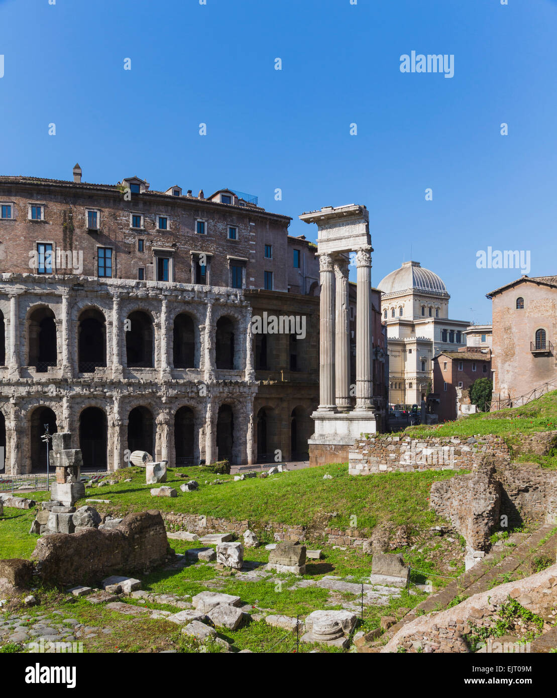 Rom, Italien.  Das Theater des Marcellus, links, und der Tempel des Apollo, rechts. Stockfoto