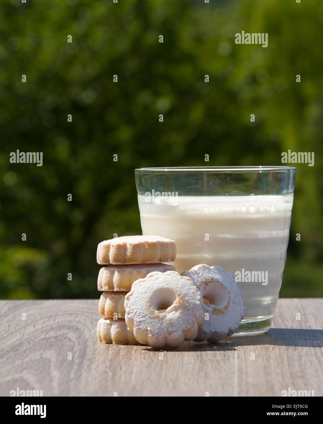 Foto von einem Glas Milch mit Keksen Stockfoto