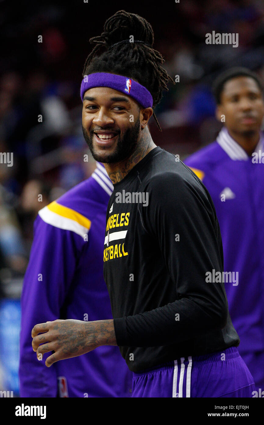 Überstunden. 30. März 2015. Los Angeles Lakers Center Jordan Hill (27) blickt auf während der Warm-ups vor dem NBA-Spiel zwischen den Los Angeles Lakers und die Philadelphia 76ers im Wells Fargo Center in Philadelphia, Pennsylvania. Die Los Angeles Lakers gewann 113-111 in der Overtime. © Csm/Alamy Live-Nachrichten Stockfoto