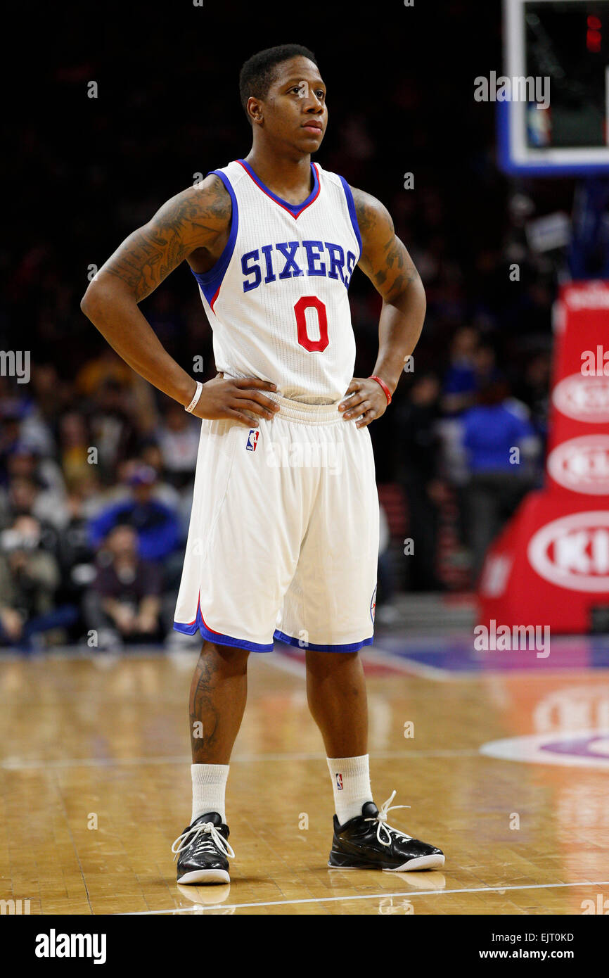 Überstunden. 30. März 2015. Philadelphia 76ers bewachen Jesaja Canaan (0) blickt auf eine während der NBA-Spiel zwischen den Los Angeles Lakers und die Philadelphia 76ers im Wells Fargo Center in Philadelphia, Pennsylvania. Die Los Angeles Lakers gewann 113-111 in der Overtime. © Csm/Alamy Live-Nachrichten Stockfoto