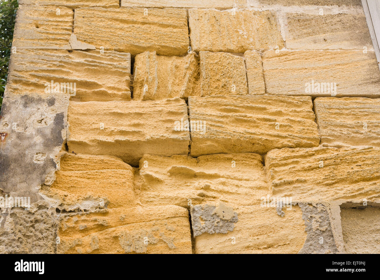 Zerklüfteter und Zeit Steinmauern in St-Emilion, Frankreich getragen. Stockfoto