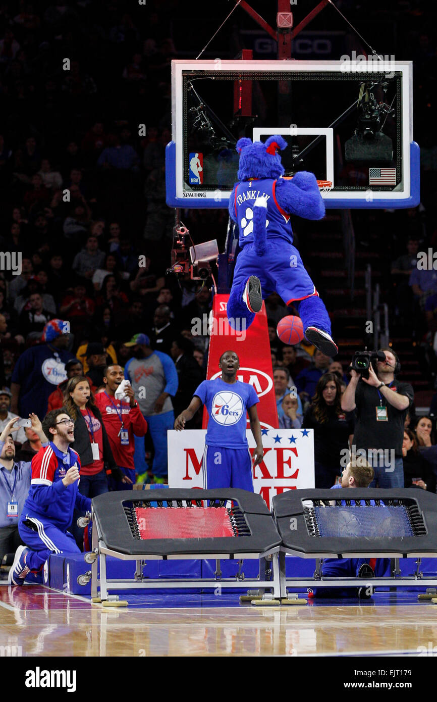 Überstunden. 30. März 2015. Philadelphia 76ers Maskottchen Franklin tunkt den Ball während der NBA-Spiel zwischen den Los Angeles Lakers und die Philadelphia 76ers im Wells Fargo Center in Philadelphia, Pennsylvania. Die Los Angeles Lakers gewann 113-111 in der Overtime. © Csm/Alamy Live-Nachrichten Stockfoto