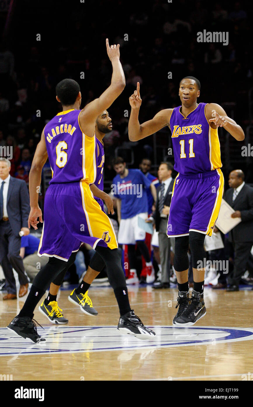 Überstunden. 30. März 2015. Los Angeles Lakers nach vorne Wesley Johnson (11) reagiert mit Wächter Jordan Clarkson (6) während der NBA-Spiel zwischen den Los Angeles Lakers und die Philadelphia 76ers im Wells Fargo Center in Philadelphia, Pennsylvania. Die Los Angeles Lakers gewann 113-111 in der Overtime. © Csm/Alamy Live-Nachrichten Stockfoto