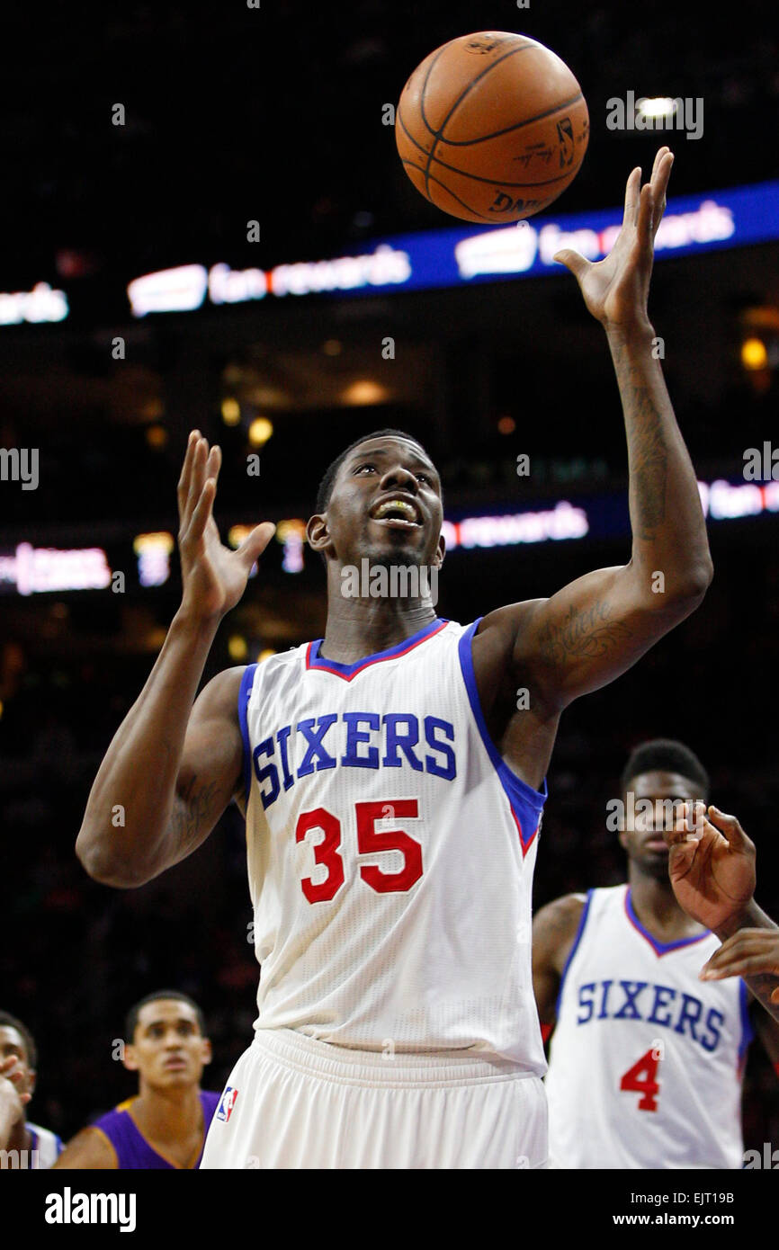 Überstunden. 30. März 2015. Philadelphia 76ers center Henry Sims (35) reicht für den Ball während der NBA-Spiel zwischen den Los Angeles Lakers und die Philadelphia 76ers im Wells Fargo Center in Philadelphia, Pennsylvania. Die Los Angeles Lakers gewann 113-111 in der Overtime. © Csm/Alamy Live-Nachrichten Stockfoto