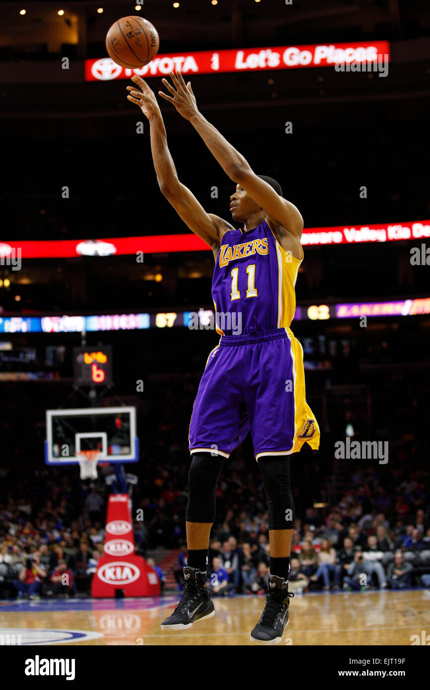 Überstunden. 30. März 2015. Los Angeles Lakers nach vorne Wesley Johnson (11) schießt den Ball während der NBA-Spiel zwischen den Los Angeles Lakers und die Philadelphia 76ers im Wells Fargo Center in Philadelphia, Pennsylvania. Die Los Angeles Lakers gewann 113-111 in der Overtime. © Csm/Alamy Live-Nachrichten Stockfoto
