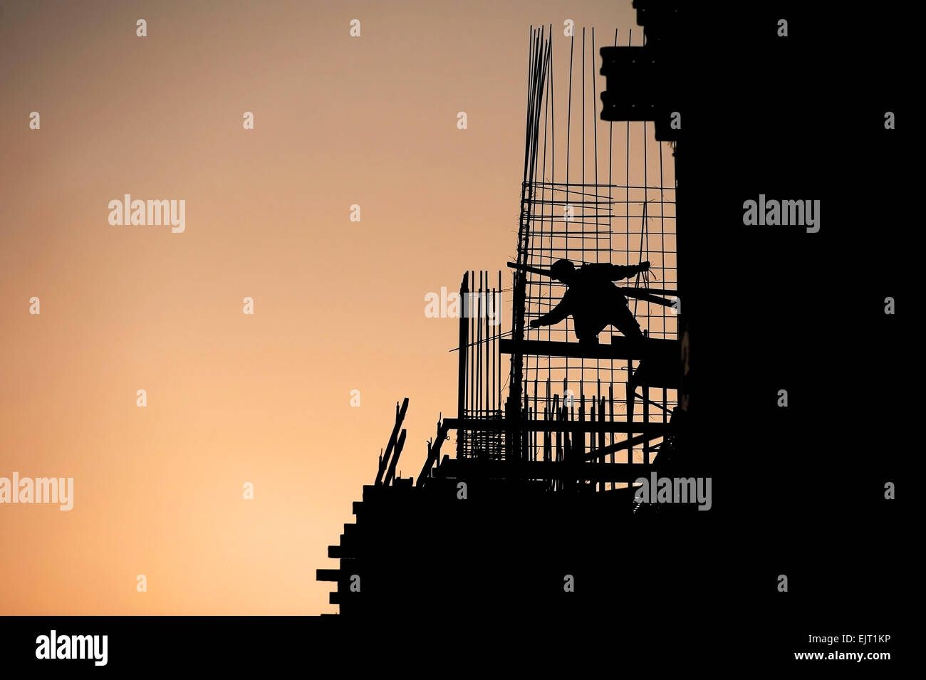 Bau-Arbeiter-Silhouette auf einer Baustelle bei Sonnenuntergang Stockfoto