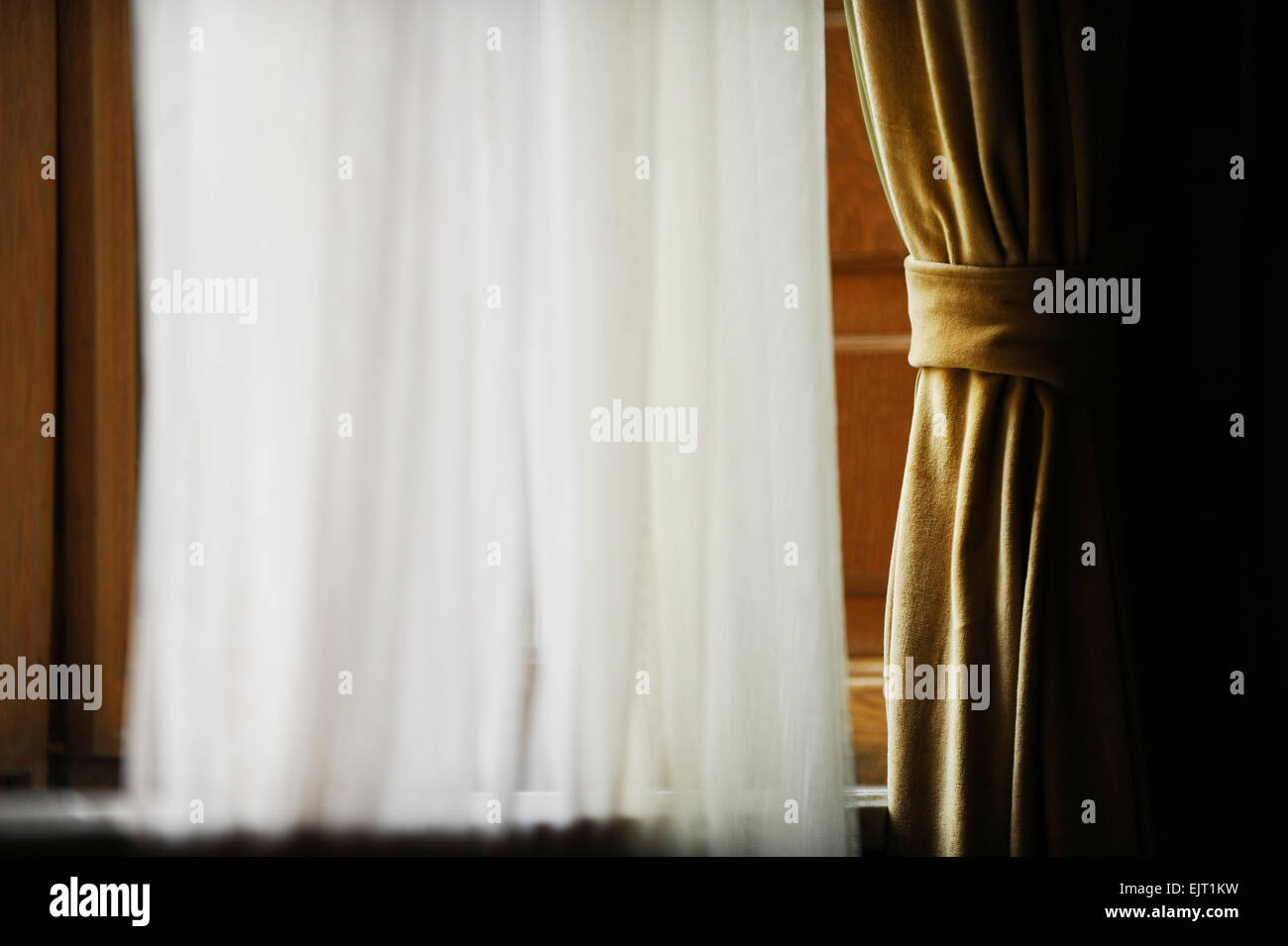 Detail mit einem gelben Fenster Samtvorhang gegen Außenleuchte erschossen Stockfoto