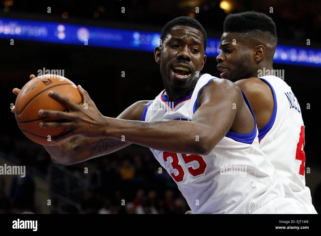 Überstunden. 30. März 2015. Philadelphia 76ers center Henry Sims (35) zieht sich den Abpraller über Mitte Judy Noel (4) während der NBA-Spiel zwischen den Los Angeles Lakers und die Philadelphia 76ers im Wells Fargo Center in Philadelphia, Pennsylvania. Die Los Angeles Lakers gewann 113-111 in der Overtime. © Csm/Alamy Live-Nachrichten Stockfoto