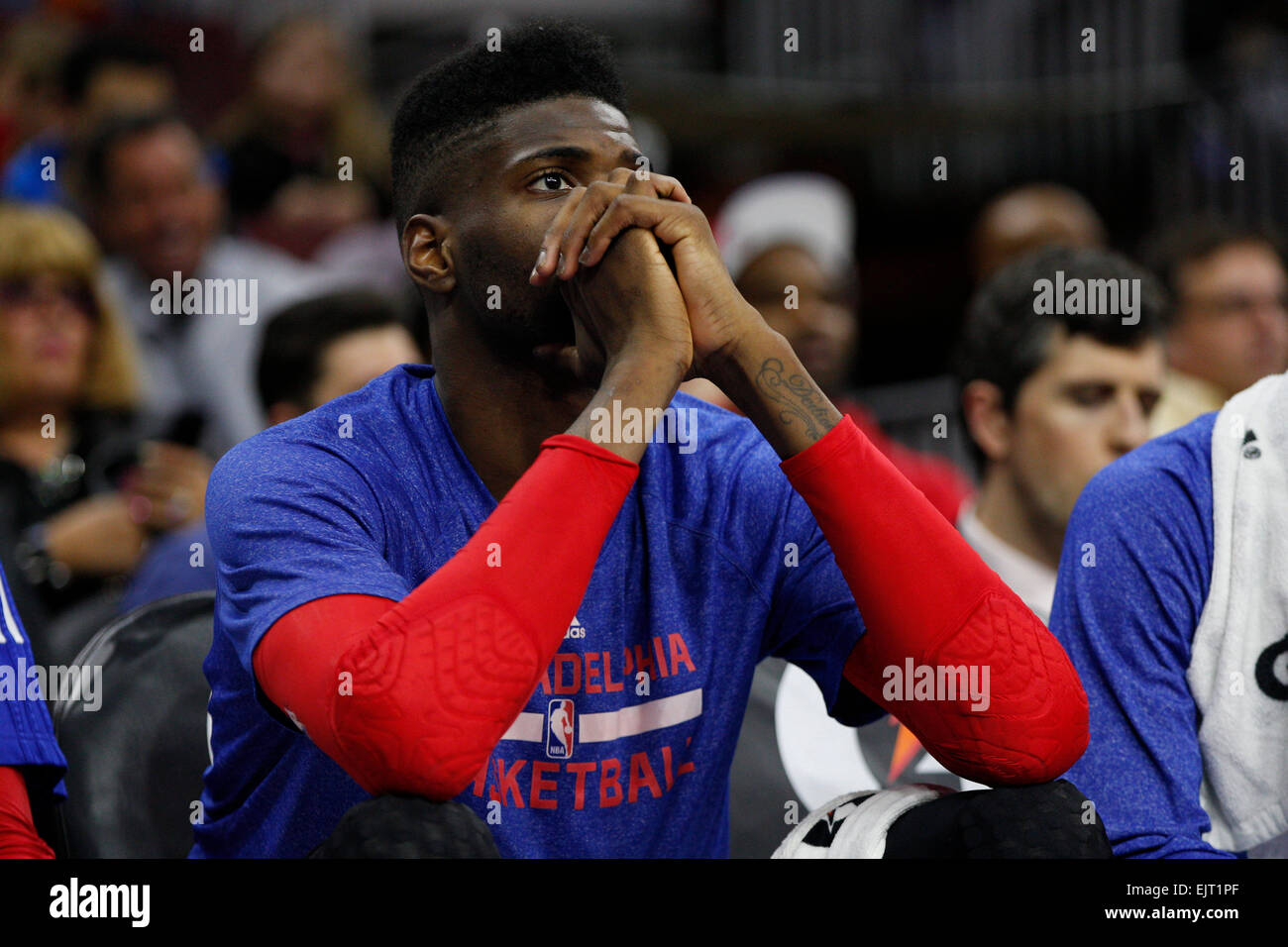 Überstunden. 30. März 2015. Philadelphia 76ers Zentrum blickt Judy Noel (4) auf von der Bank in das NBA-Spiel zwischen den Los Angeles Lakers und die Philadelphia 76ers im Wells Fargo Center in Philadelphia, Pennsylvania. Die Los Angeles Lakers gewann 113-111 in der Overtime. © Csm/Alamy Live-Nachrichten Stockfoto