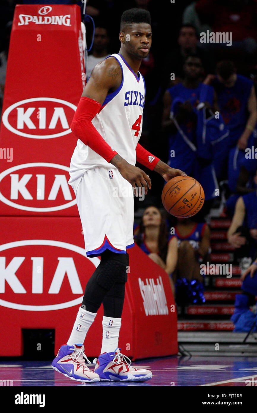 Überstunden. 30. März 2015. Philadelphia 76ers Zentrum sieht Judy Noel (4) während der NBA-Spiel zwischen den Los Angeles Lakers und die Philadelphia 76ers im Wells Fargo Center in Philadelphia, Pennsylvania. Die Los Angeles Lakers gewann 113-111 in der Overtime. © Csm/Alamy Live-Nachrichten Stockfoto