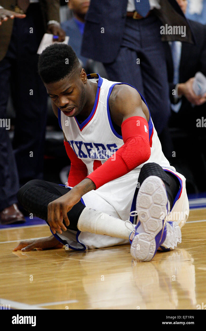 Überstunden. 30. März 2015. Philadelphia 76ers Zentrum blickt Judy Noel (4) auf das Gericht während der NBA-Spiel zwischen den Los Angeles Lakers und die Philadelphia 76ers im Wells Fargo Center in Philadelphia, Pennsylvania. Die Los Angeles Lakers gewann 113-111 in der Overtime. © Csm/Alamy Live-Nachrichten Stockfoto