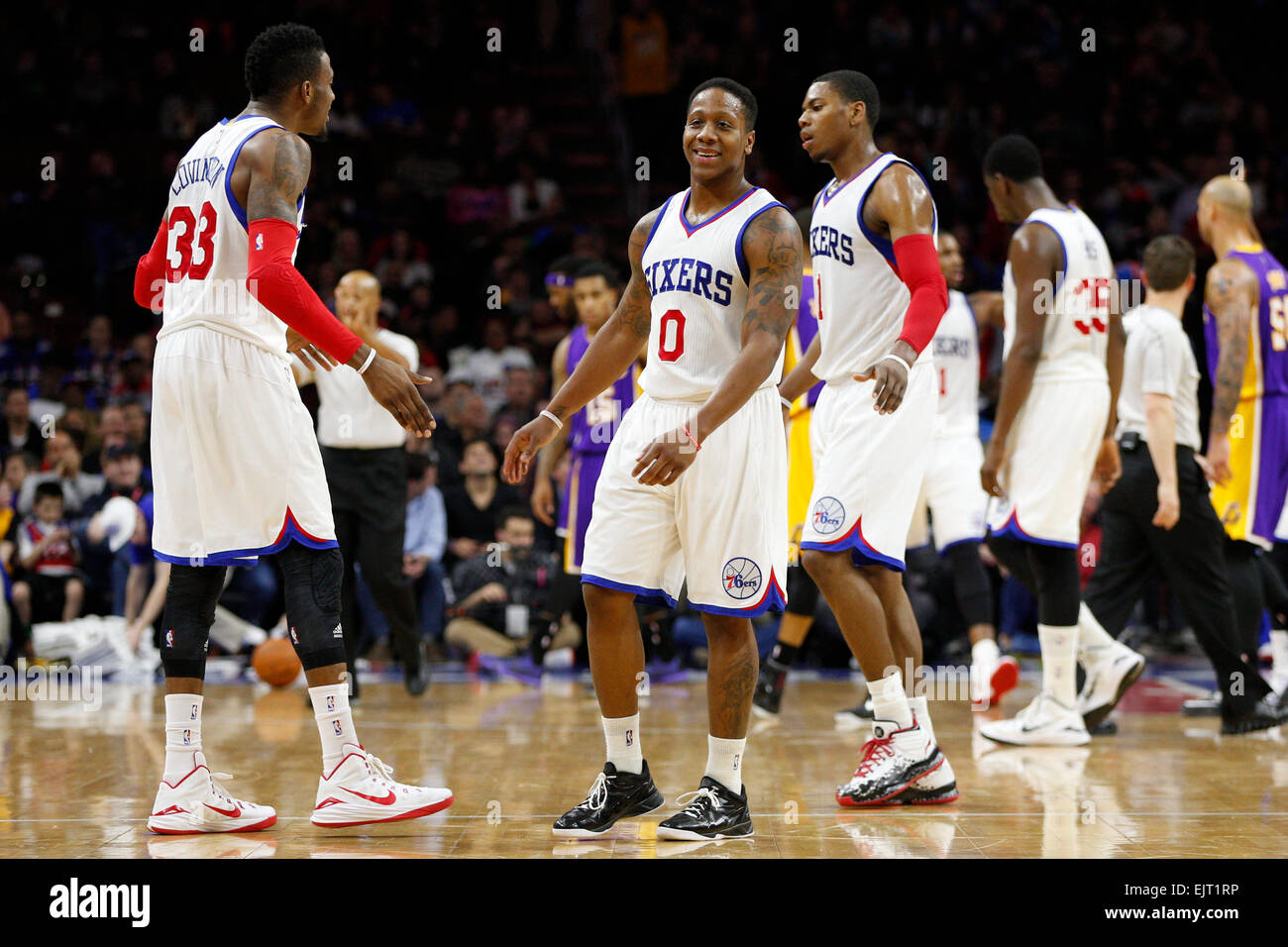 Überstunden. 30. März 2015. Philadelphia 76ers Wache Jesaja Canaan (0) reagiert mit forward Robert Covington (33) während der NBA-Spiel zwischen den Los Angeles Lakers und die Philadelphia 76ers im Wells Fargo Center in Philadelphia, Pennsylvania. Die Los Angeles Lakers gewann 113-111 in der Overtime. © Csm/Alamy Live-Nachrichten Stockfoto