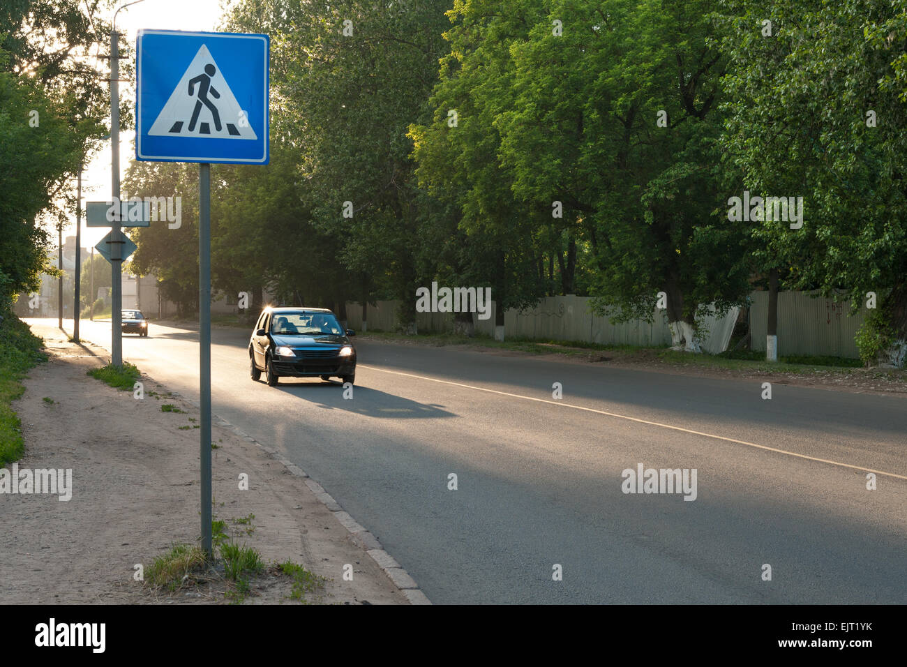 Auto fahren auf einer Straße in der Stadt Pskow, Russland Stockfoto