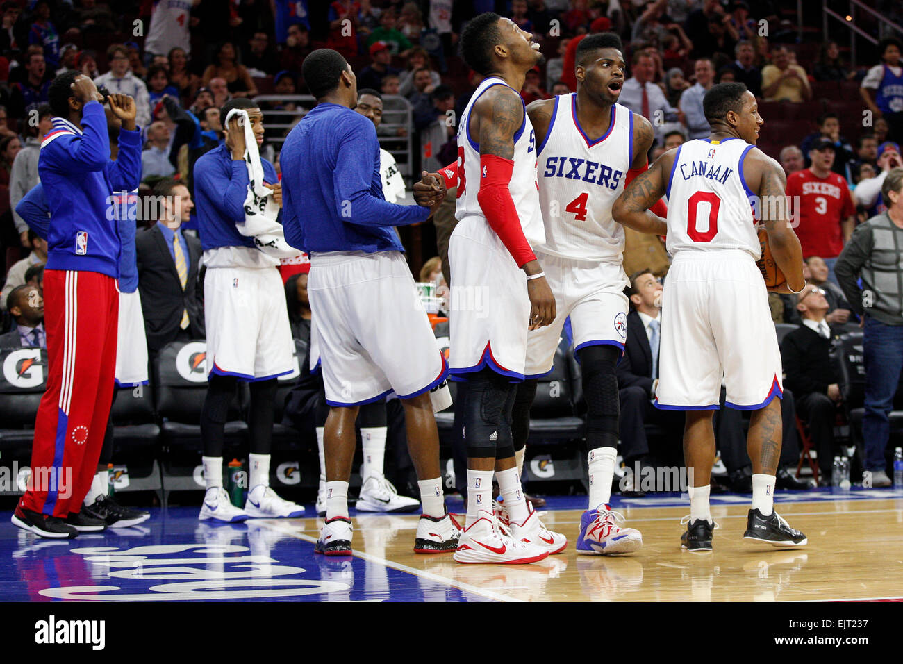 Überstunden. 30. März 2015. Philadelphia 76ers Zentrum Judy Noel (4) reagiert auf das Foul genannt auf dem Block umgeben von Teamkollegen während der NBA-Spiel zwischen den Los Angeles Lakers und die Philadelphia 76ers im Wells Fargo Center in Philadelphia, Pennsylvania. Die Los Angeles Lakers gewann 113-111 in der Overtime. © Csm/Alamy Live-Nachrichten Stockfoto