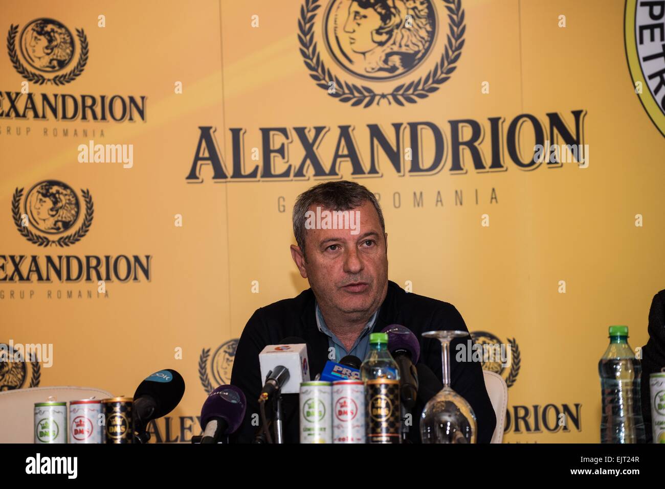 31. März 2015: Mircea Rednic der Trainer des FC Petrolul Ploiesti bei der Pressekonferenz, die Partnerschaft zwischen FC Petrolul Ploiesti ROU und Alexandrion-Stiftung im Sky Club in Paulesti, Rumänien ROU zu präsentieren. Catalin Soare/www.sportaction.ro Stockfoto