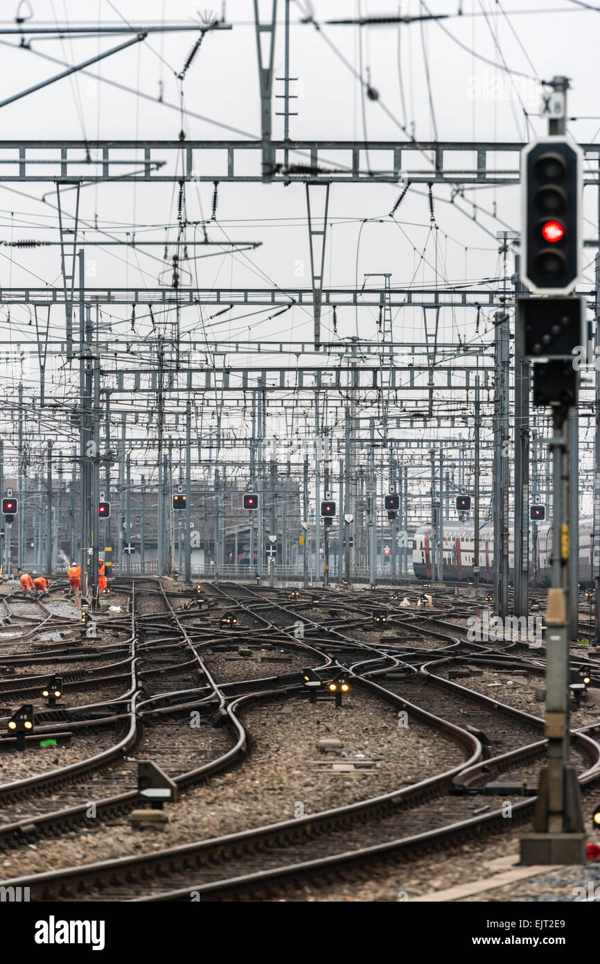 Eisenbahn-Gleise und weichen auf den "Track" der Zürcher Hauptbahnhof, einer der verkehrsreichsten Bahnhöfe Europas. Stockfoto