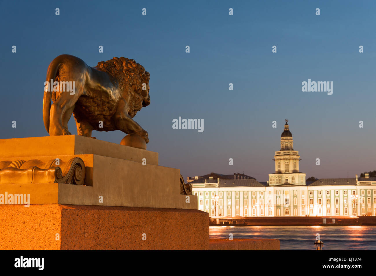 Löwenstatue betrachten Kunstkammer über Newa, Sankt Petersburg, Russland Stockfoto