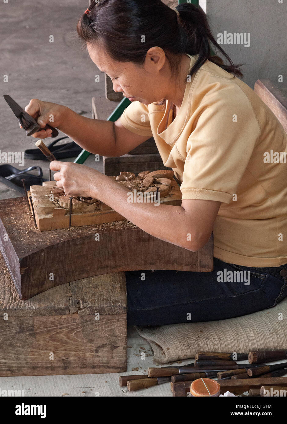Chiang Mai, Nordthailand, Hartholz Schnitzerei künstlerischen Bildhauer bei der Arbeit Stockfoto