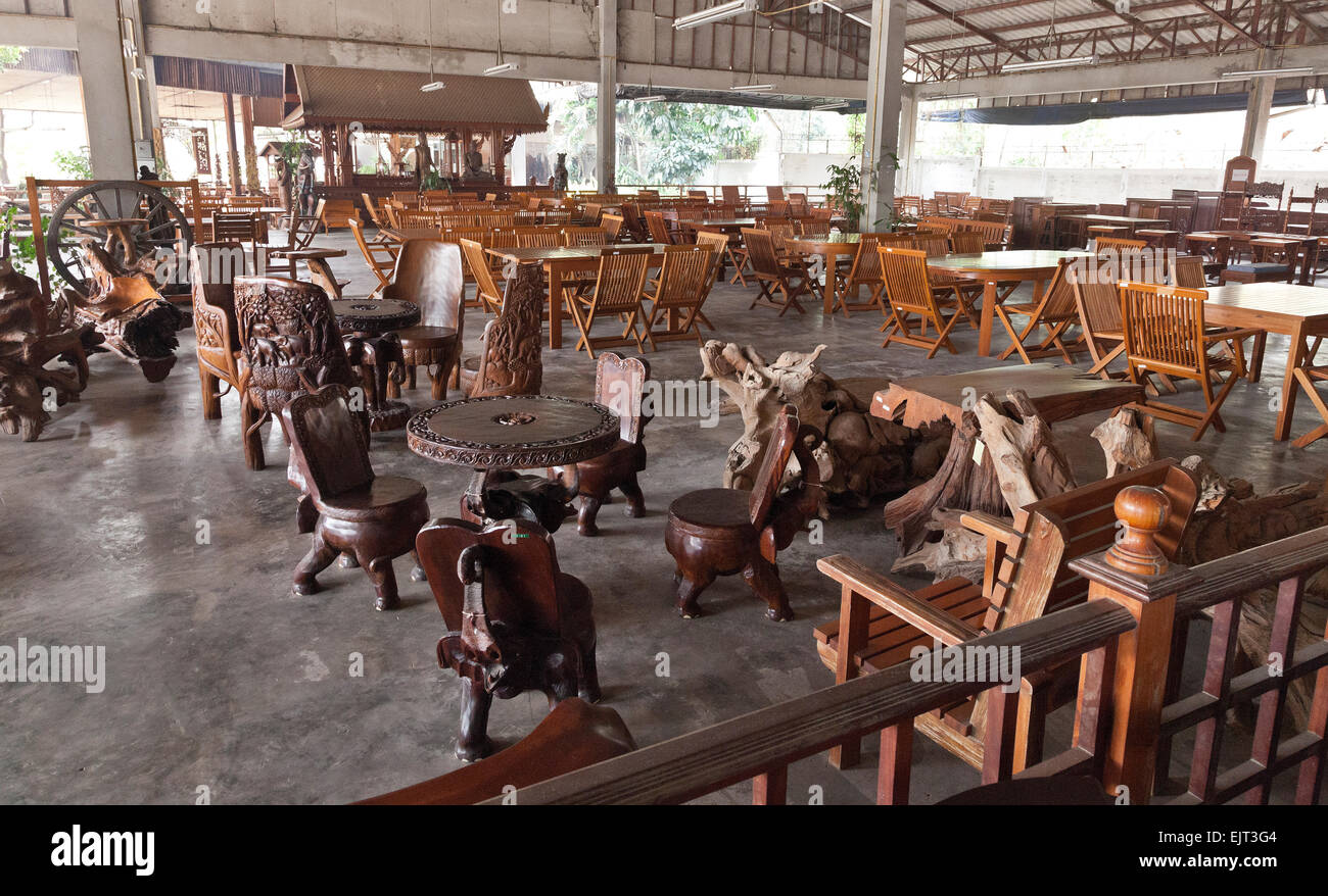 Thailand, Hartholz Möbelwerkstatt, geschnitzten Stücke darunter Stühle, Tische Stockfoto