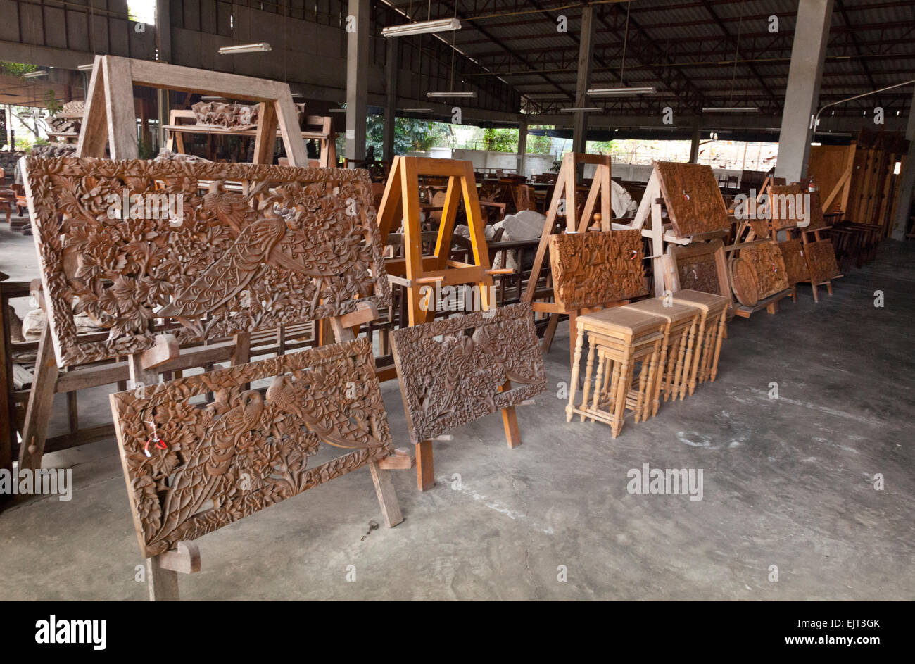 Hartholz Teak geschnitzt Laubsägearbeiten Platten werkseitig eine Holzarbeit, Chiang Mai, Nordthailand Stockfoto